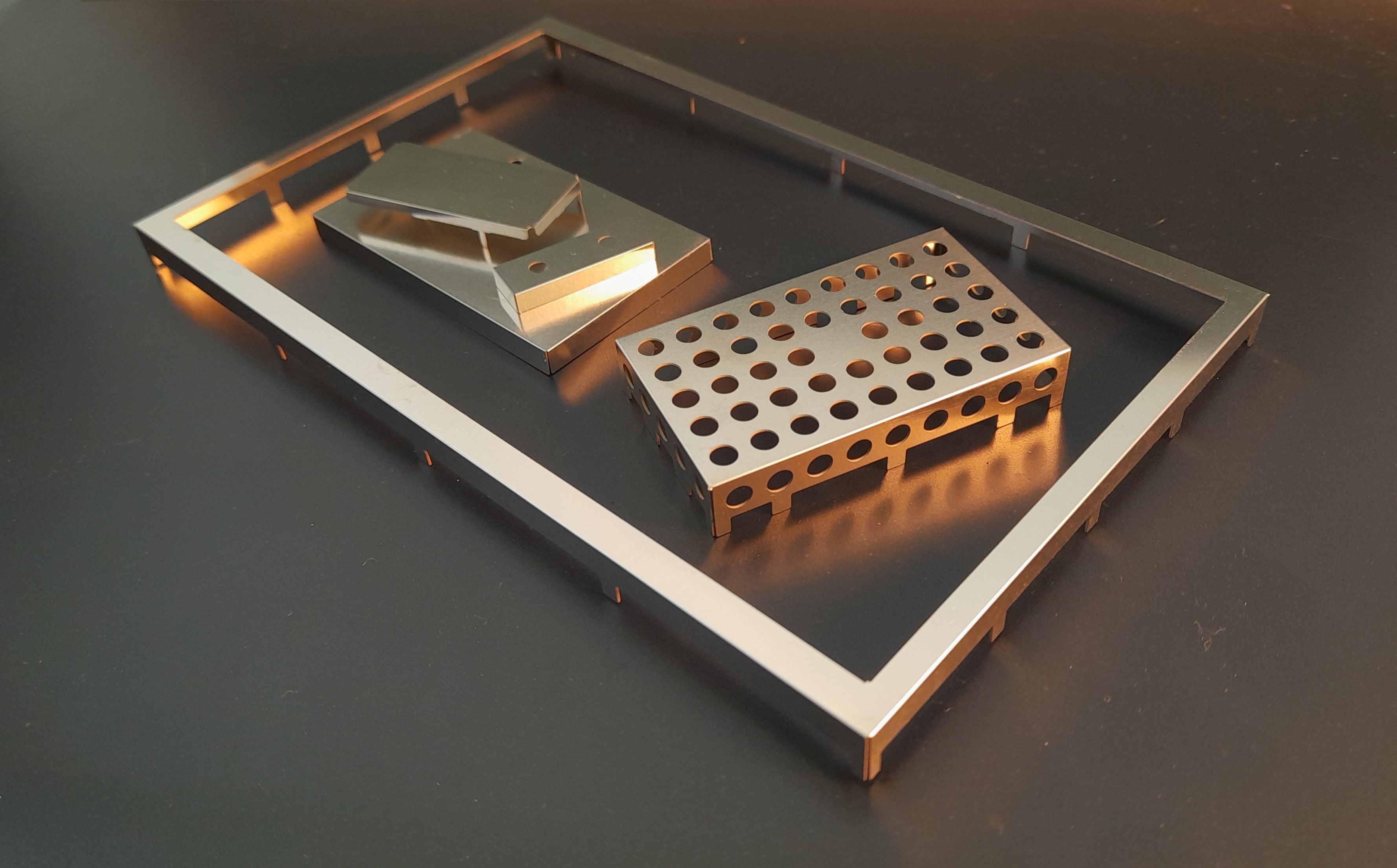 schermi contenitori metallici per protezione da disturbi RF EMI per circuiti stampati PCB