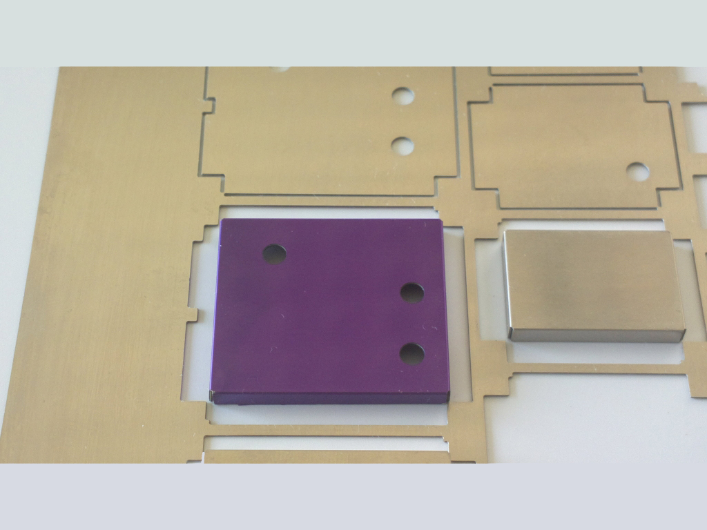 minuteria metallica di precisione involucri per la schermatura elettromagnetica